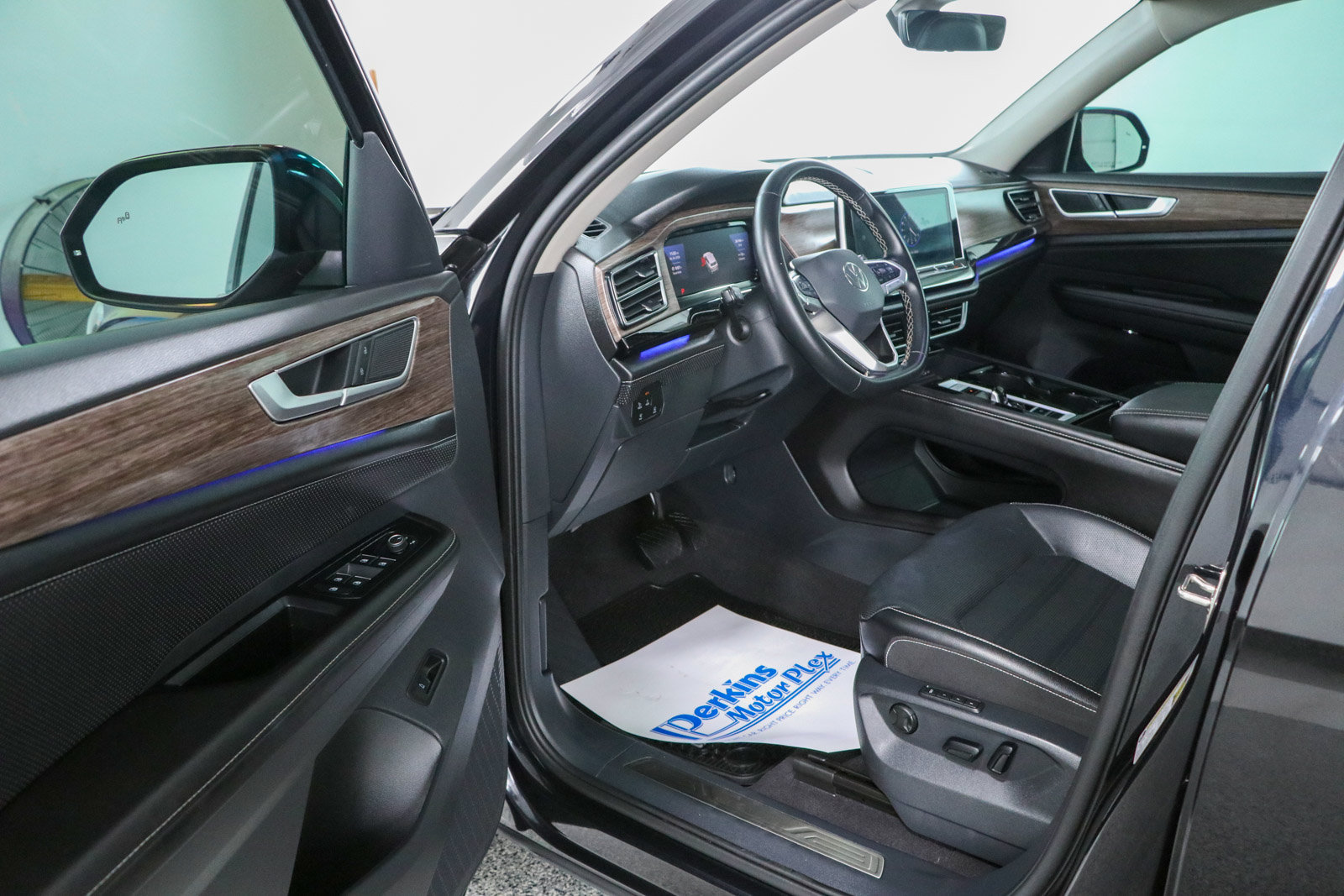 Used 2024 Volkswagen Atlas SEL AWD/4WD image 3
