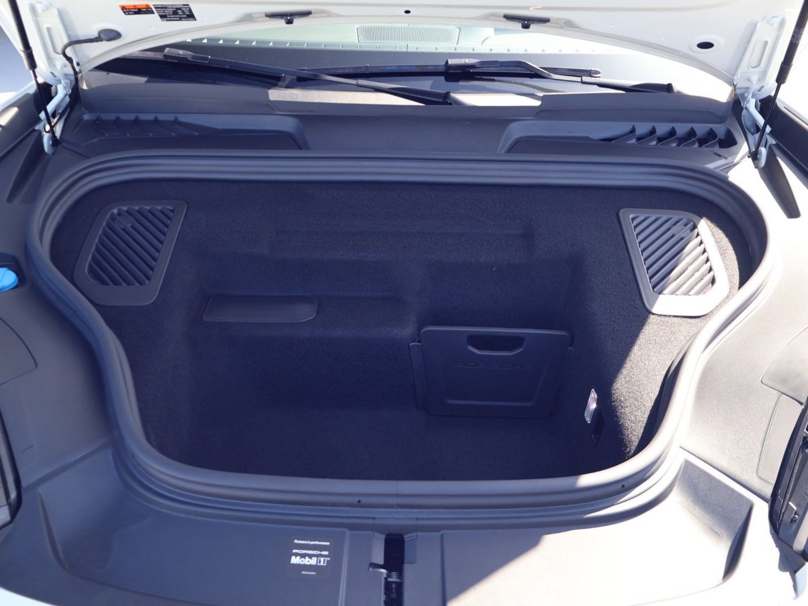 Certified 2025 Porsche Macan Electric RWD image 26