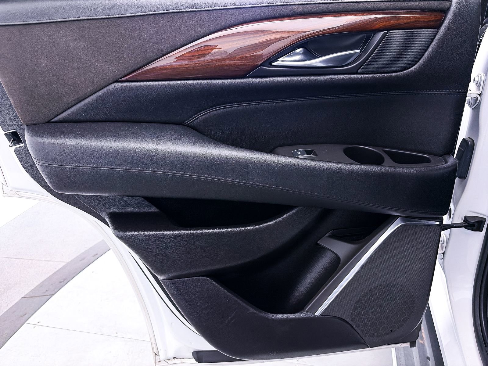 Used 2016 Cadillac Escalade Luxury image 29