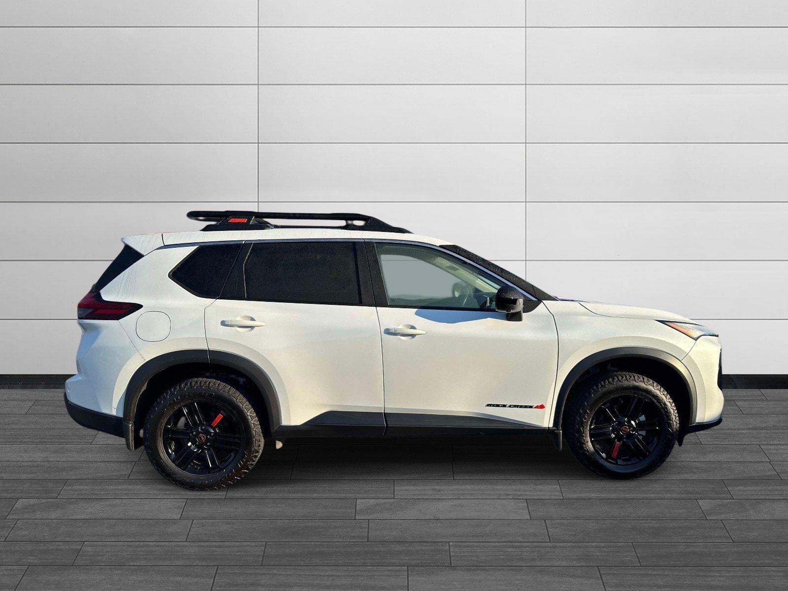 Used 2025 Nissan Rogue SV AWD/4WD image 2
