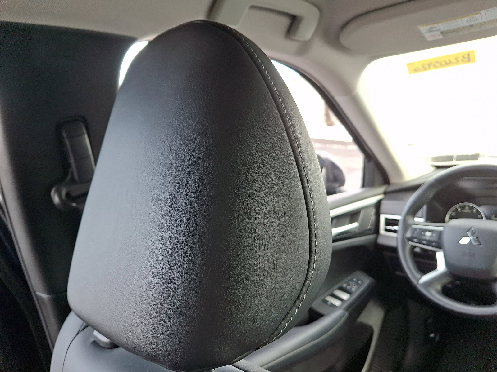 Used 2024 Mitsubishi Outlander SE image 9