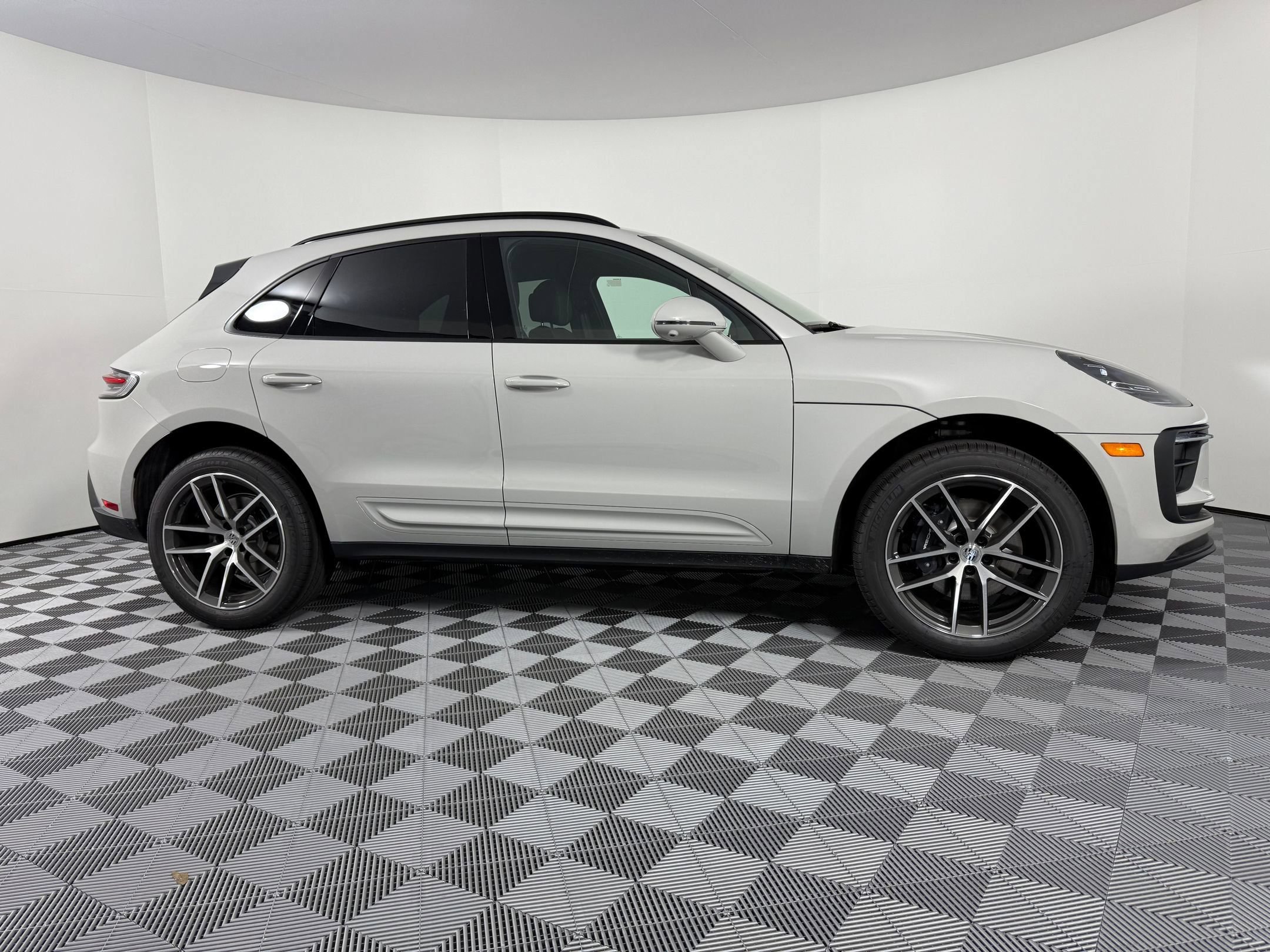 Certified 2026 Porsche Macan AWD/4WD image 8