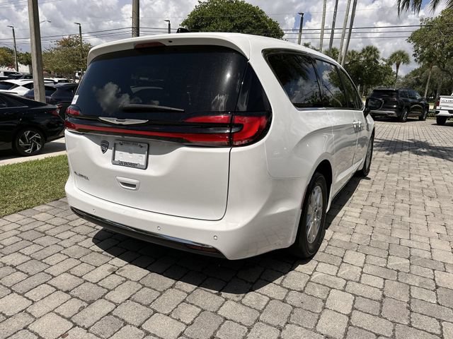 Used 2024 Chrysler Pacifica Touring FWD image 37