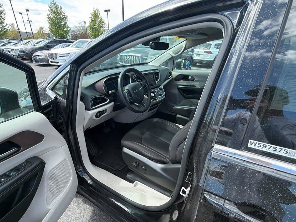 Used 2023 Chrysler Voyager LX FWD image 11