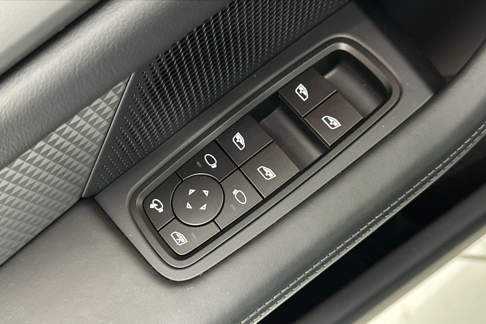 New 2025 Porsche Taycan 4S image 25