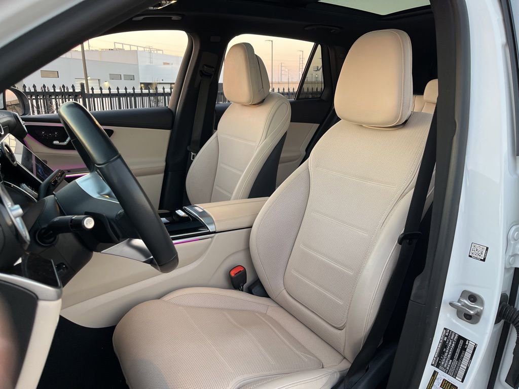 Used 2025 Mercedes-Benz GLC 300 4MATIC image 25