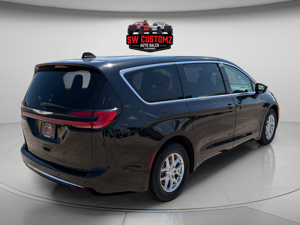 Used 2024 Chrysler Pacifica Touring-L FWD image 7