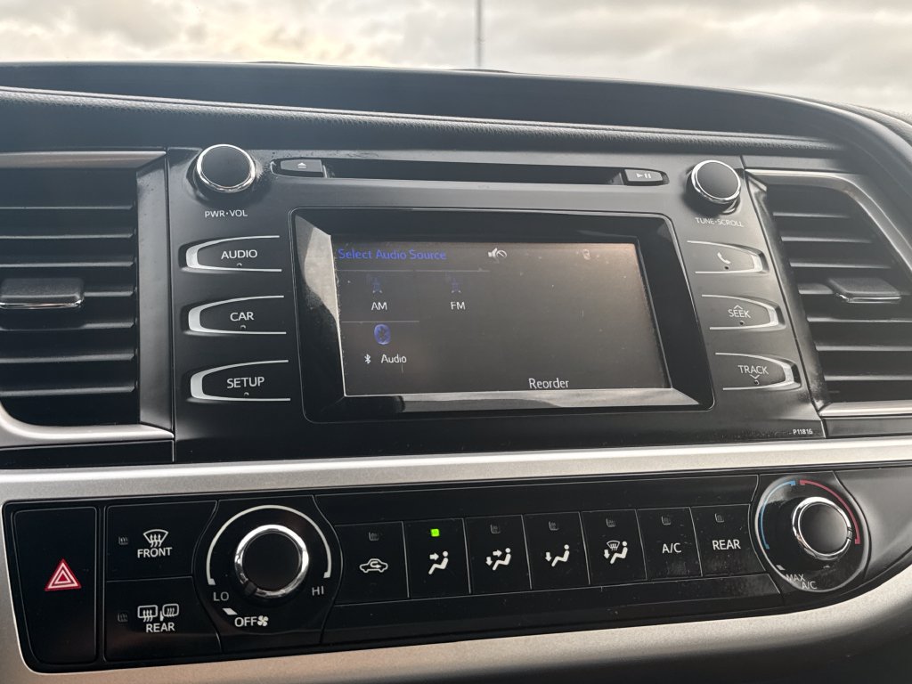 Used 2019 Toyota Highlander LE AWD/4WD image 23