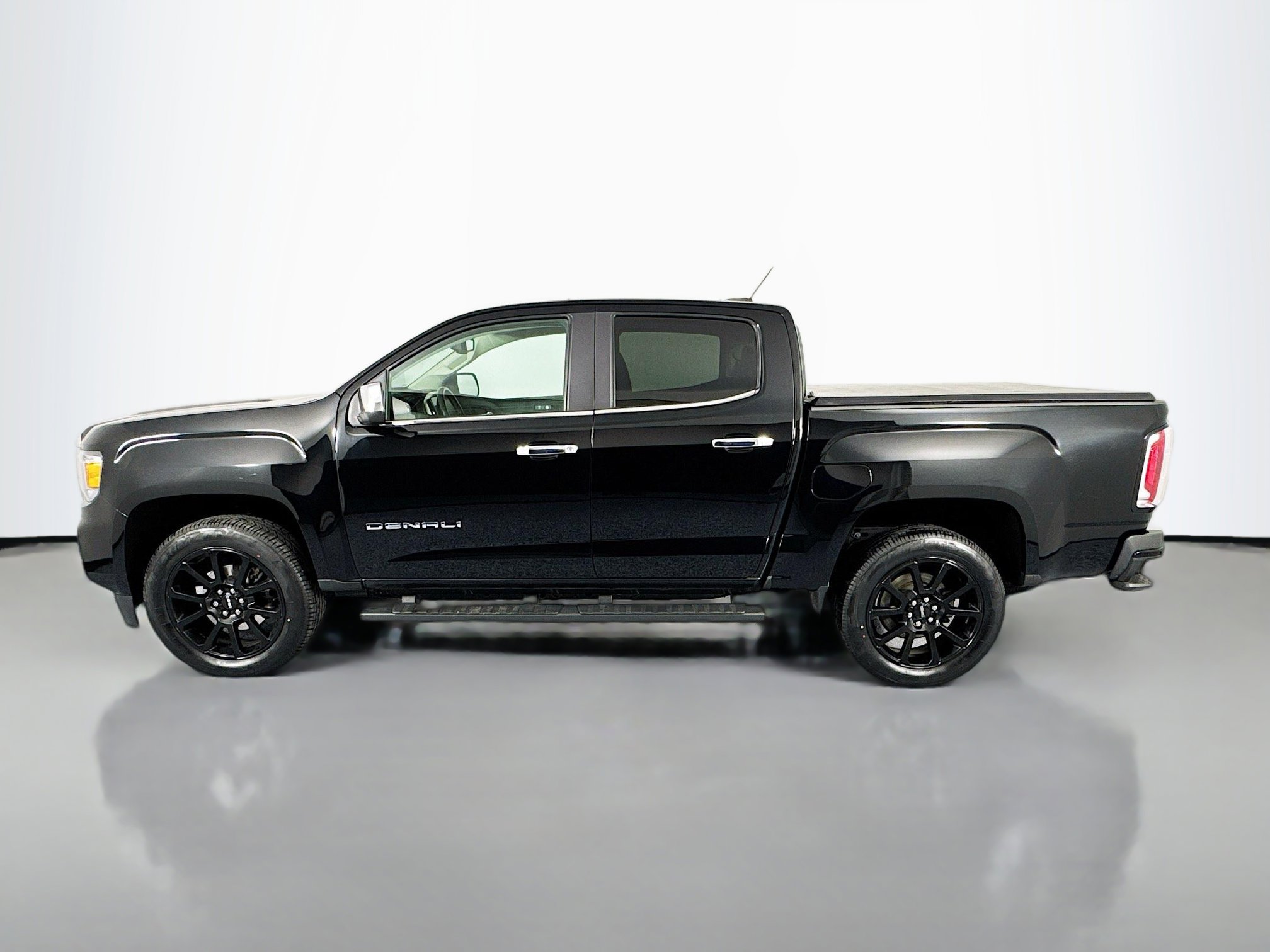 Used 2022 GMC Canyon Denali w/ Denali Black Edition Package image 8