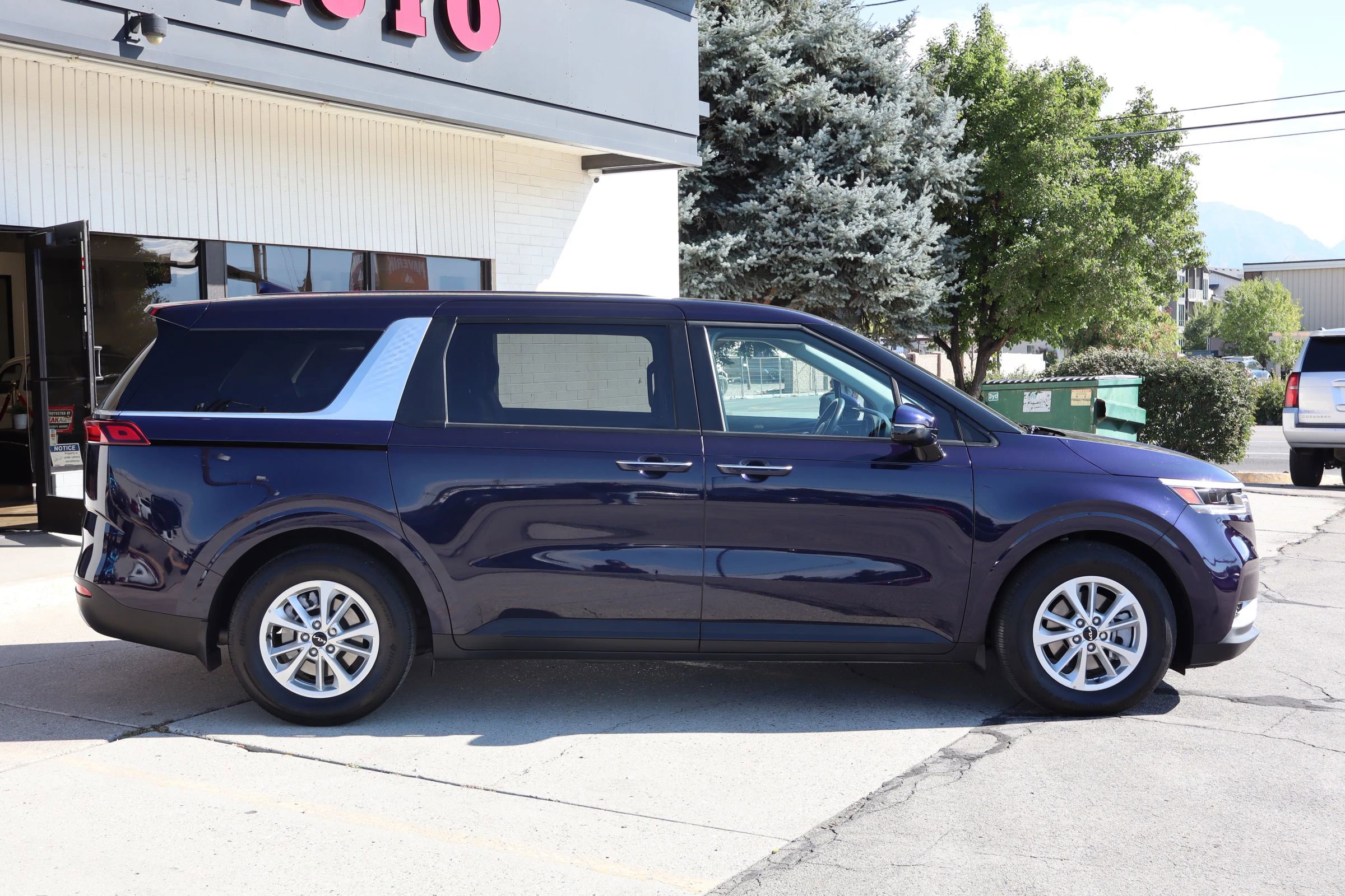 Used 2024 Kia Carnival LX image 9