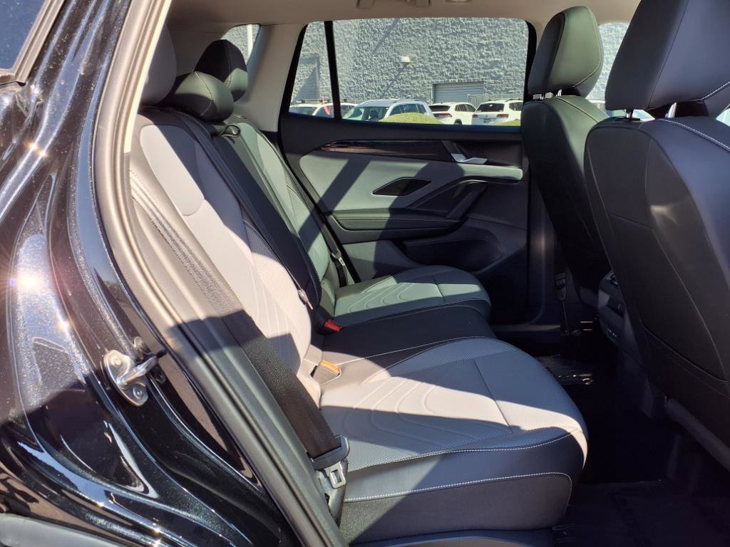 New 2025 Volkswagen Tiguan SE image 12