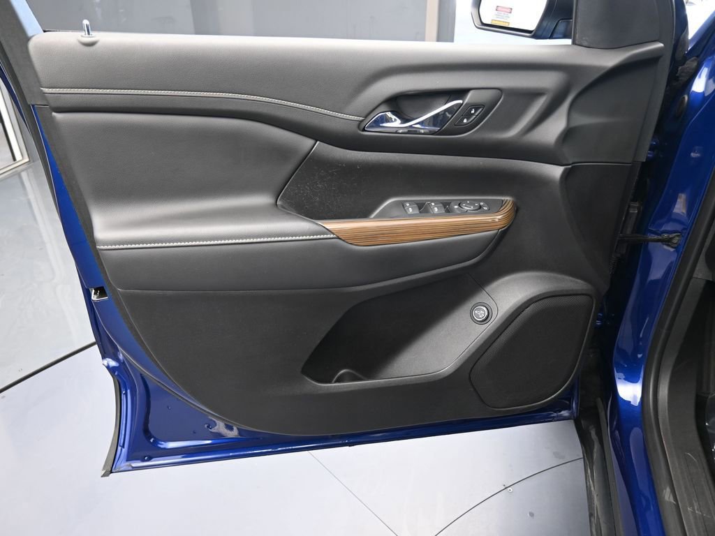 Used 2023 GMC Acadia SLE w/ Driver Convenience Package image 12