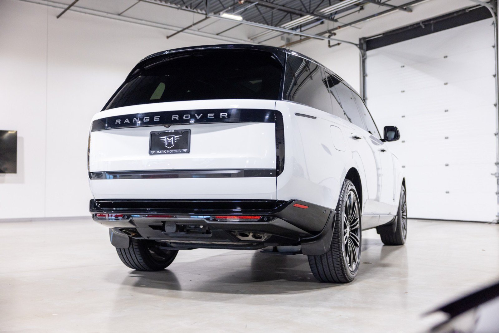 Used 2024 Land Rover Range Rover Long Wheelbase Autobiography AWD/4WD image 4