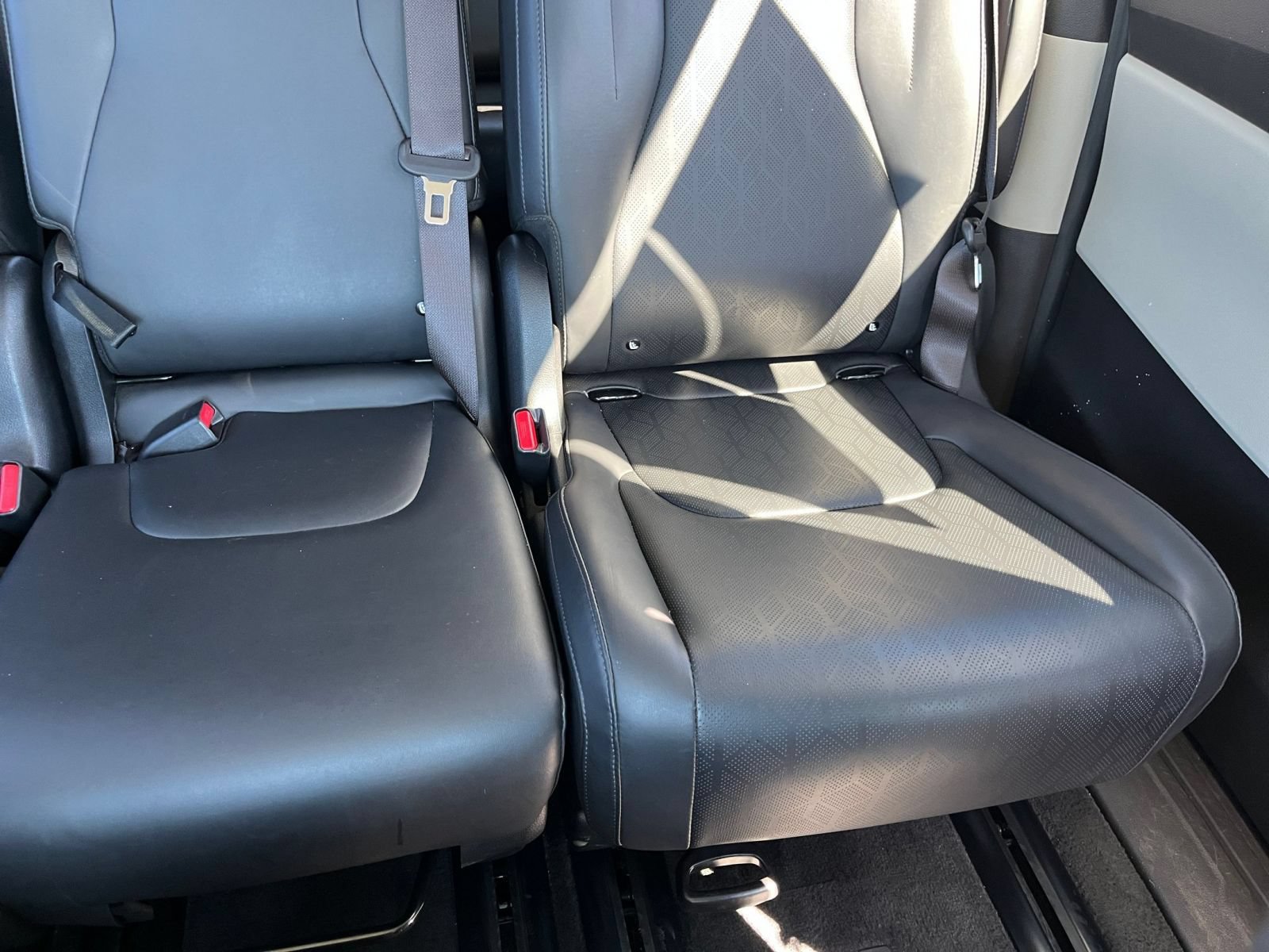 Used 2023 Kia Carnival LX FWD image 38