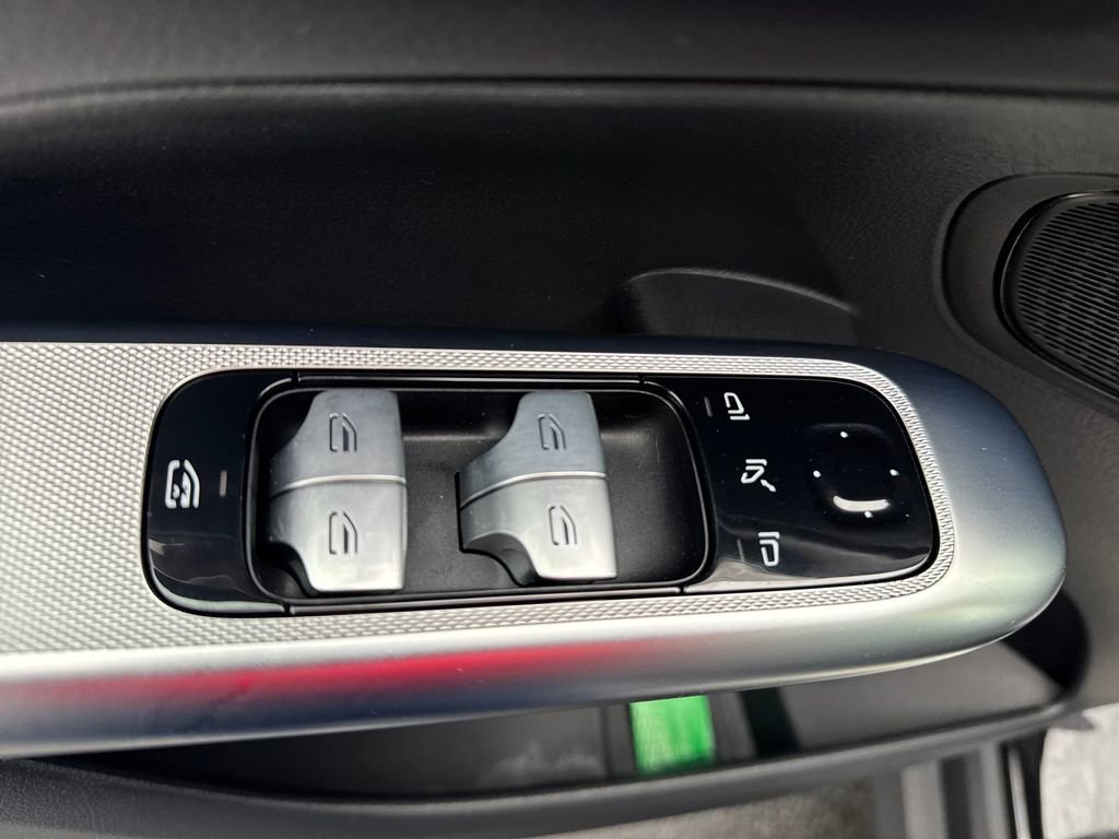 Used 2025 Mercedes-Benz GLC 300 4MATIC image 13