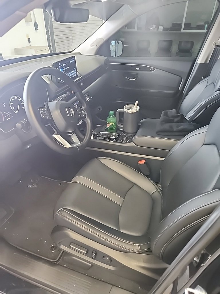 Used 2025 Honda Pilot Touring image 4
