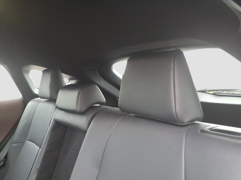 Used 2024 Toyota Venza XLE image 17