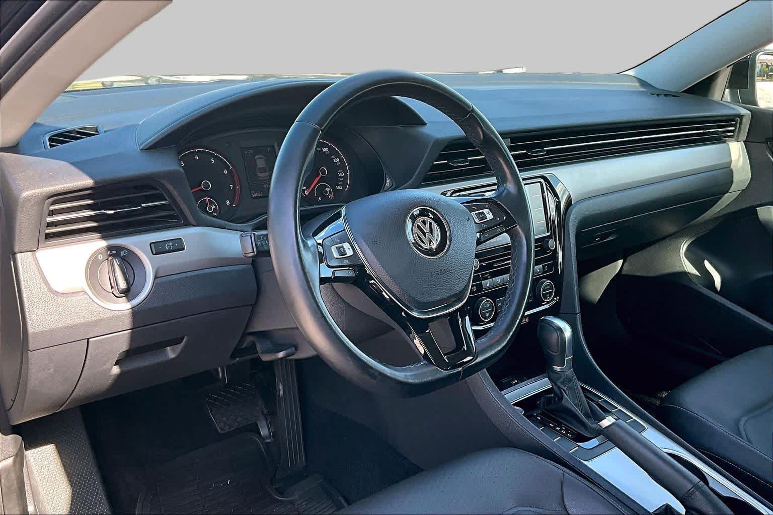 Used 2020 Volkswagen Passat 2.0T SE FWD image 18