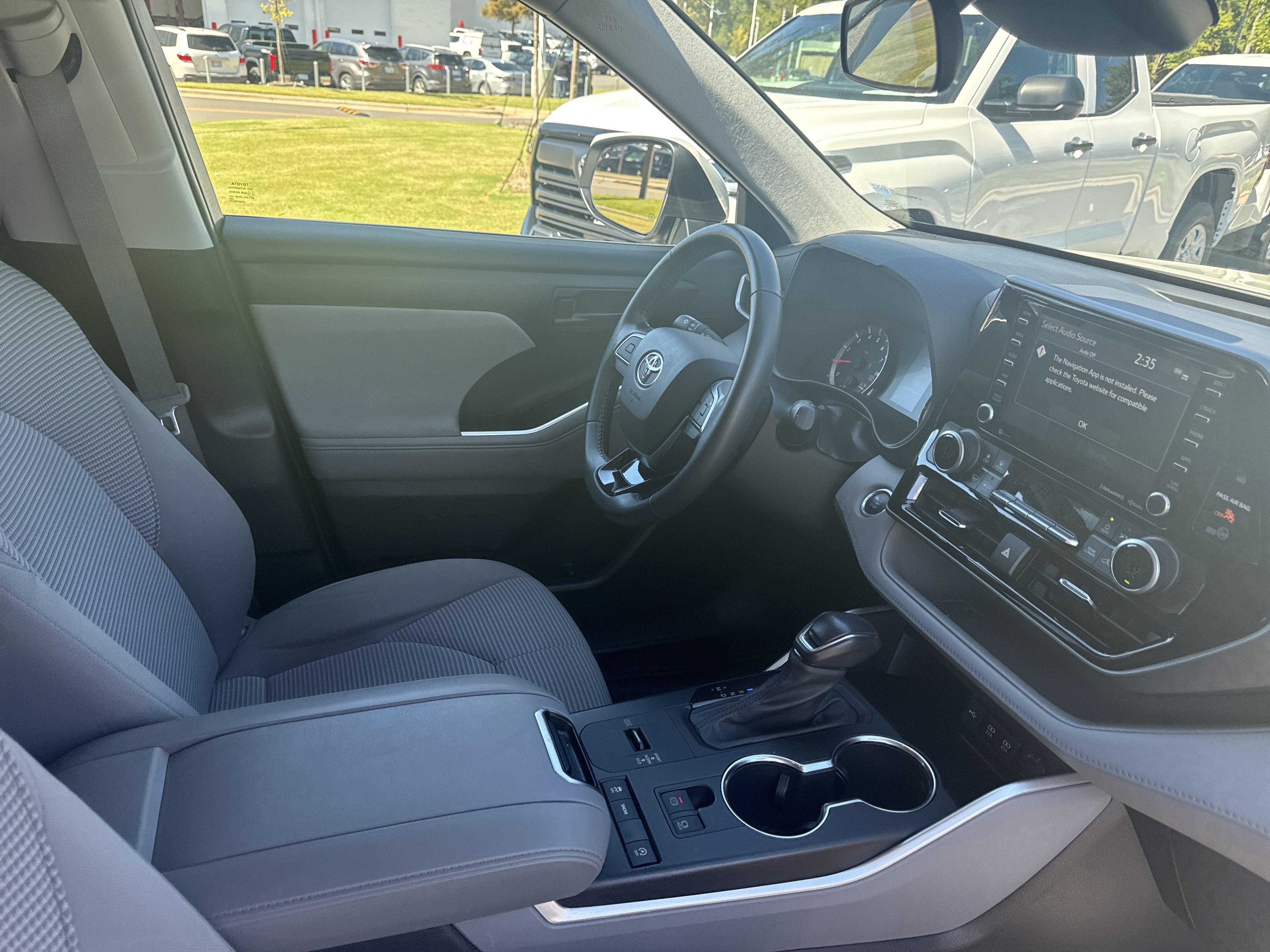 Used 2021 Toyota Highlander LE FWD image 33