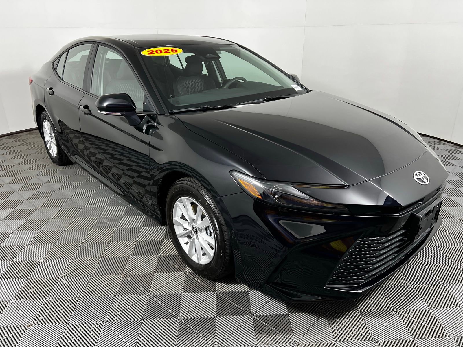 Used 2025 Toyota Camry LE image 3