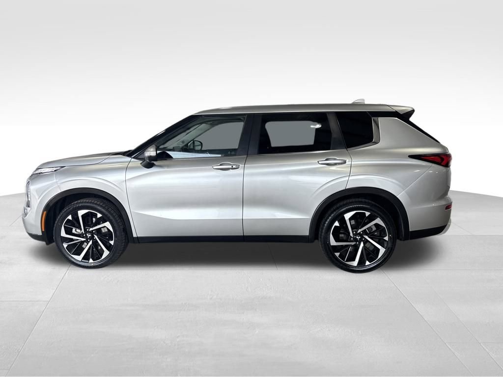 Used 2024 Mitsubishi Outlander SE Black Edition image 2