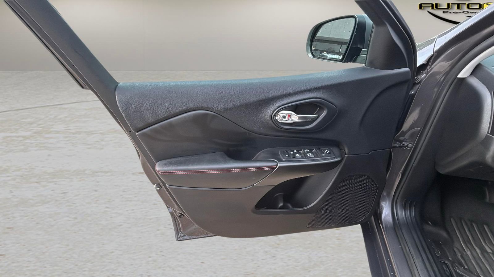 Used 2020 Jeep Cherokee Trailhawk AWD/4WD image 16