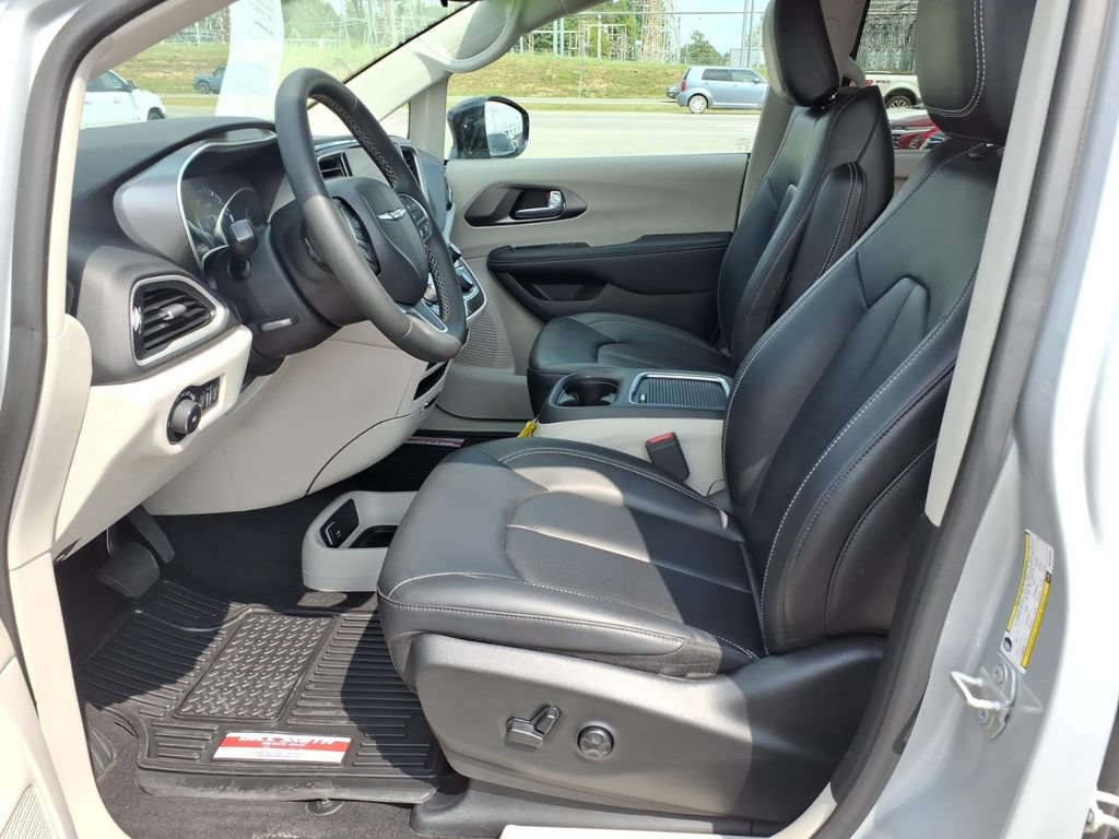 Used 2024 Chrysler Pacifica Touring-L FWD image 14