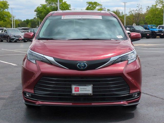 Certified 2025 Toyota Sienna XLE AWD/4WD image 4