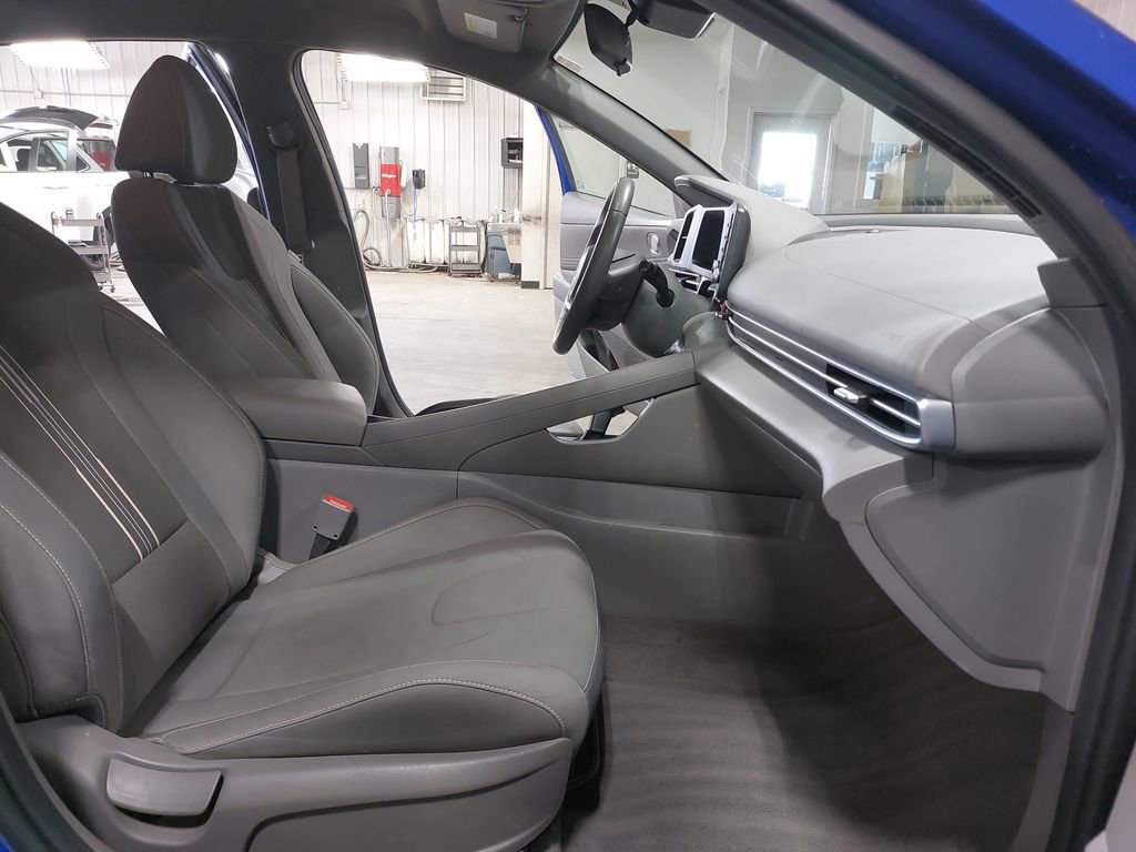 Used 2025 Hyundai Elantra Sport FWD image 10