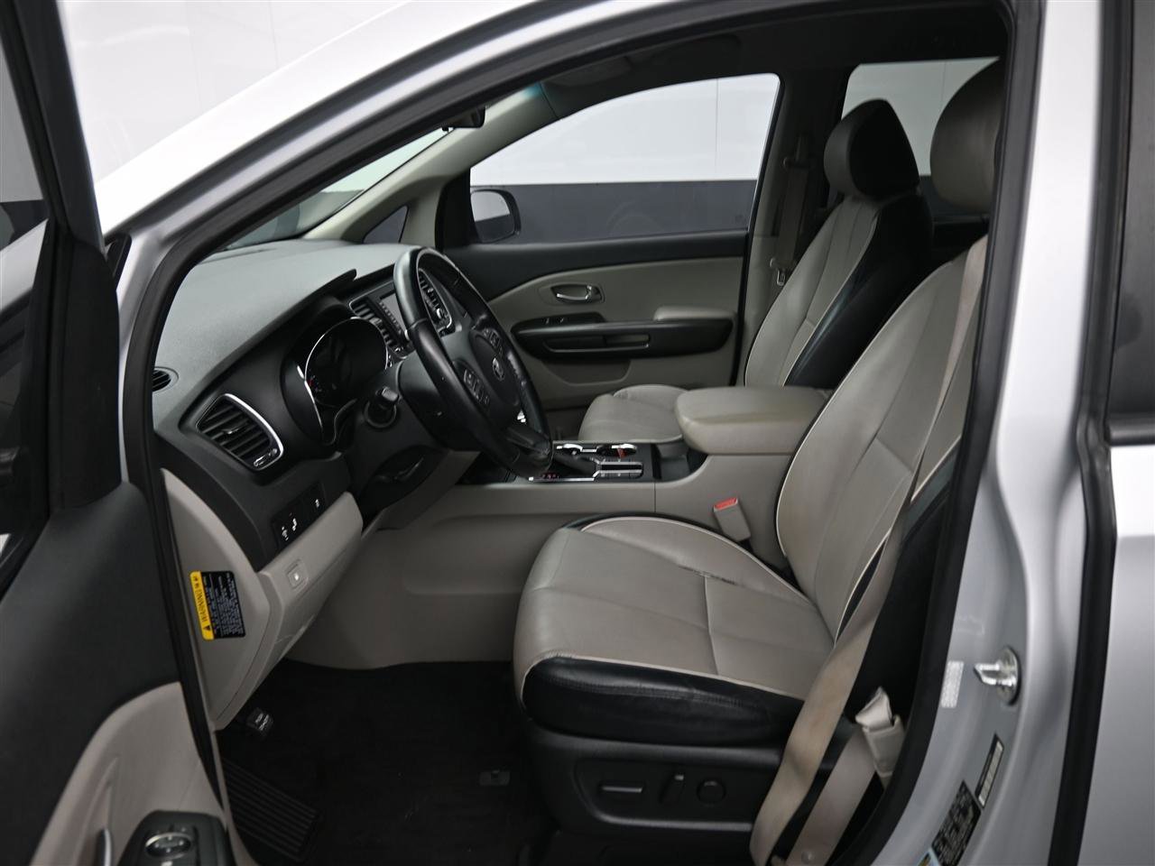 Used 2019 Kia Sedona EX image 10