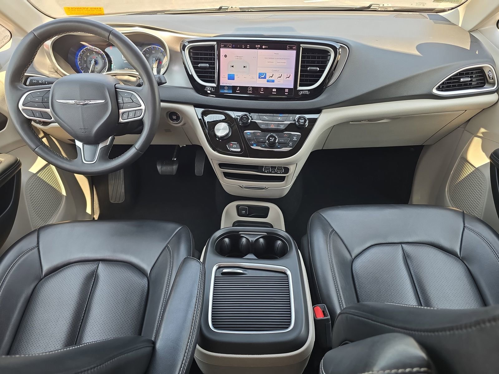 Used 2023 Chrysler Pacifica Touring-L image 9