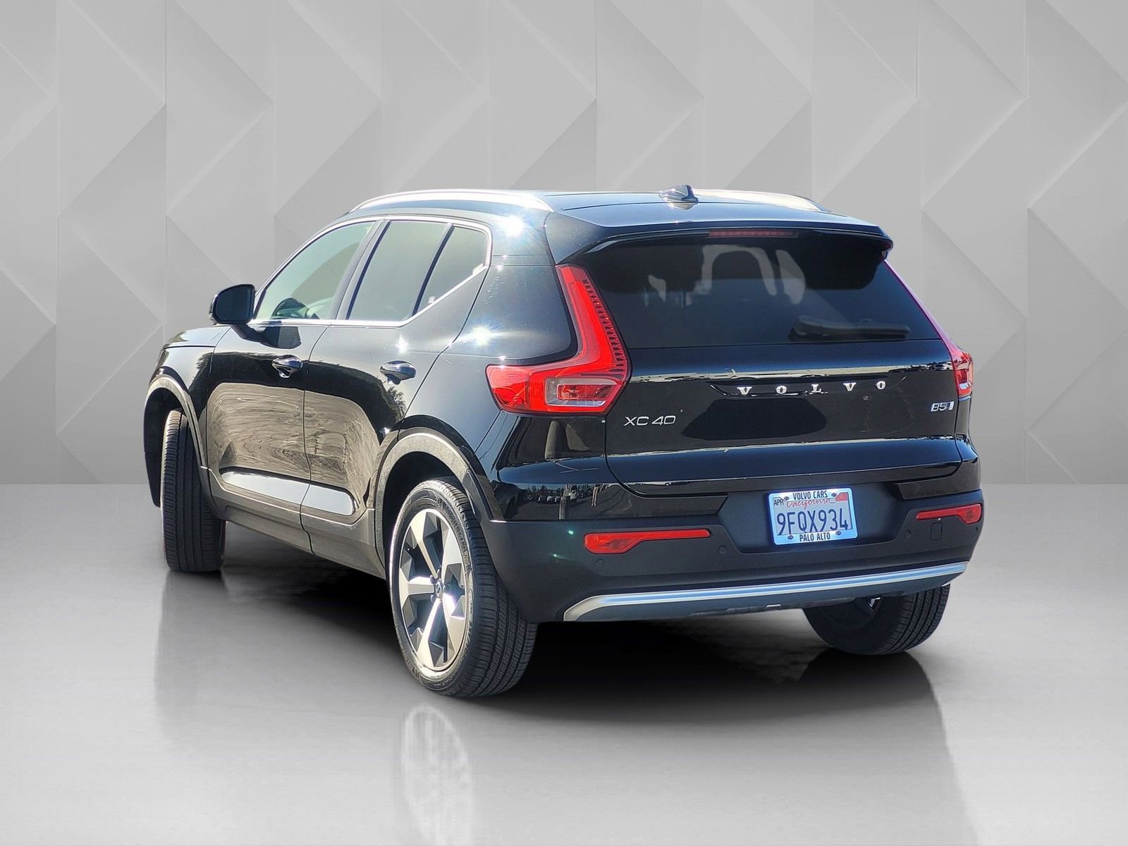 Certified 2023 Volvo XC40 B5 Plus w/ Protection Package Premier image 4