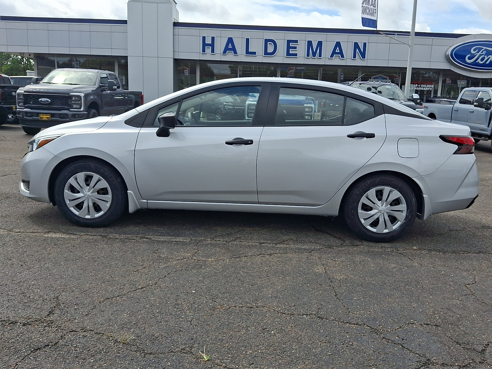 Used 2023 Nissan Versa S w/ Trunk Package FWD image 4