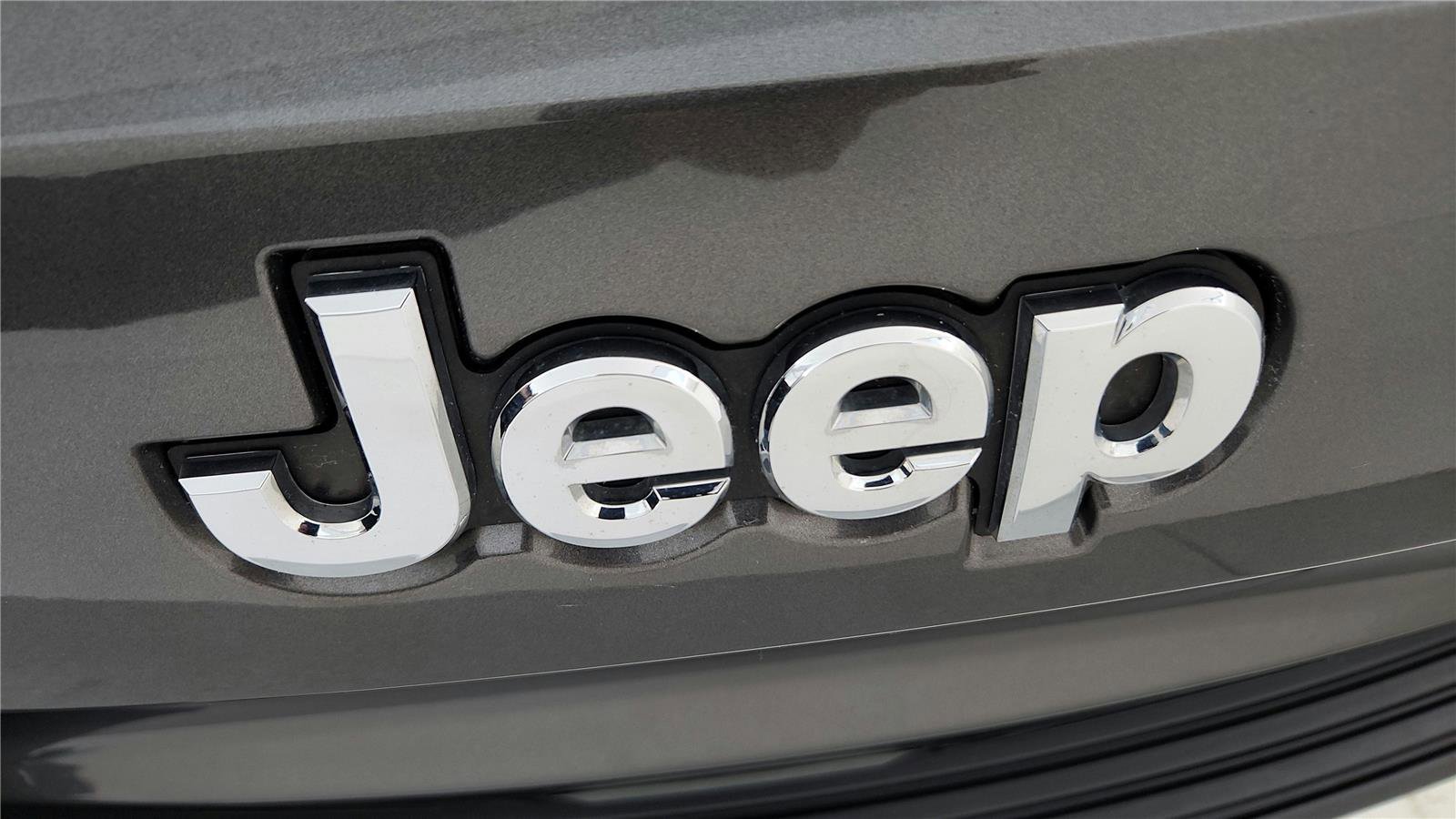 Used 2020 Jeep Grand Cherokee Laredo image 21
