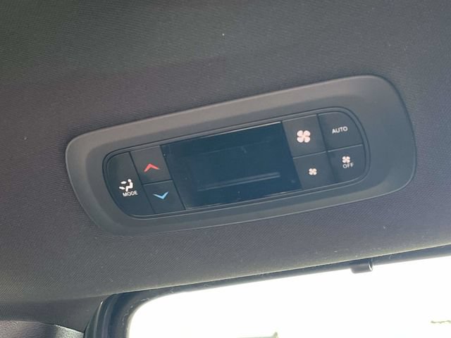Used 2025 Chrysler Pacifica Select FWD image 19