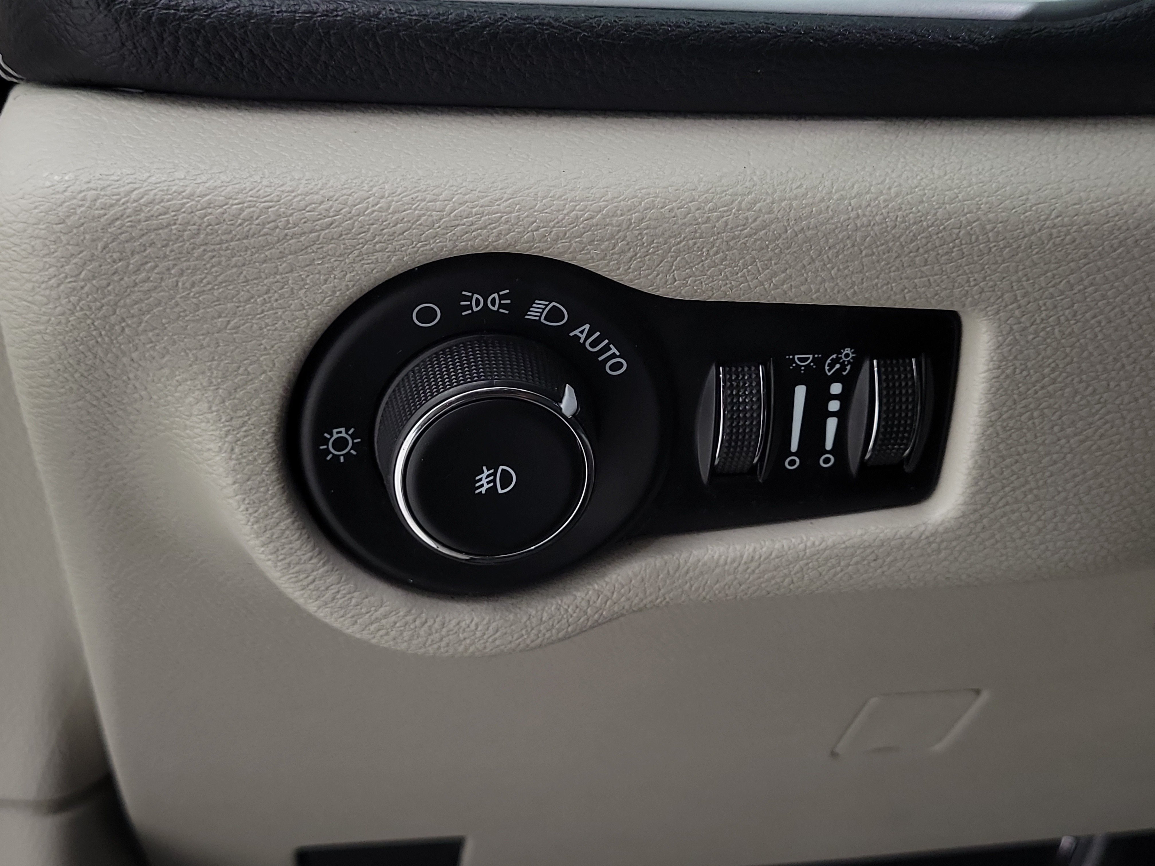 Used 2023 Chrysler Pacifica Limited FWD image 11