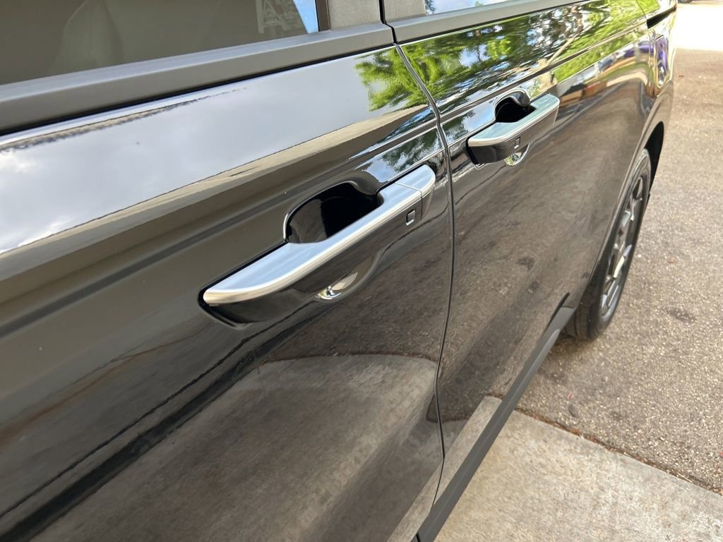 Used 2025 Kia Carnival EX image 17