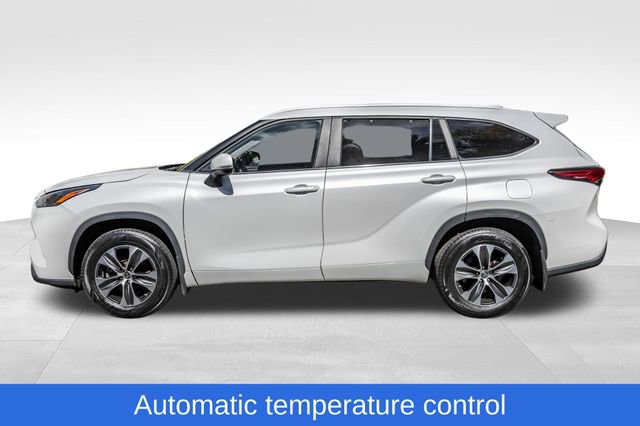 Used 2023 Toyota Highlander XLE AWD/4WD image 11