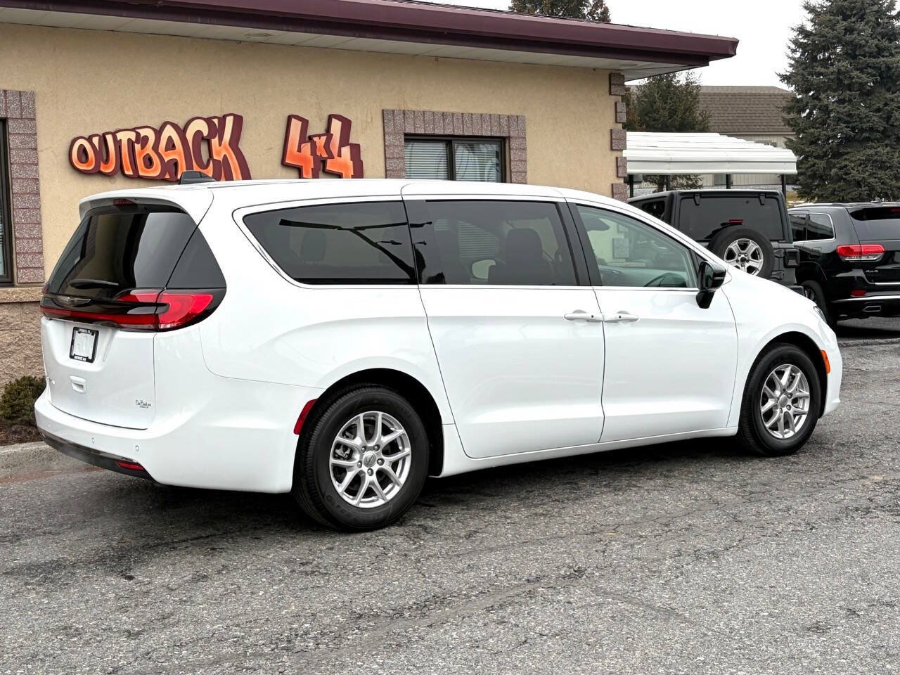 Used 2024 Chrysler Pacifica Touring-L FWD image 3