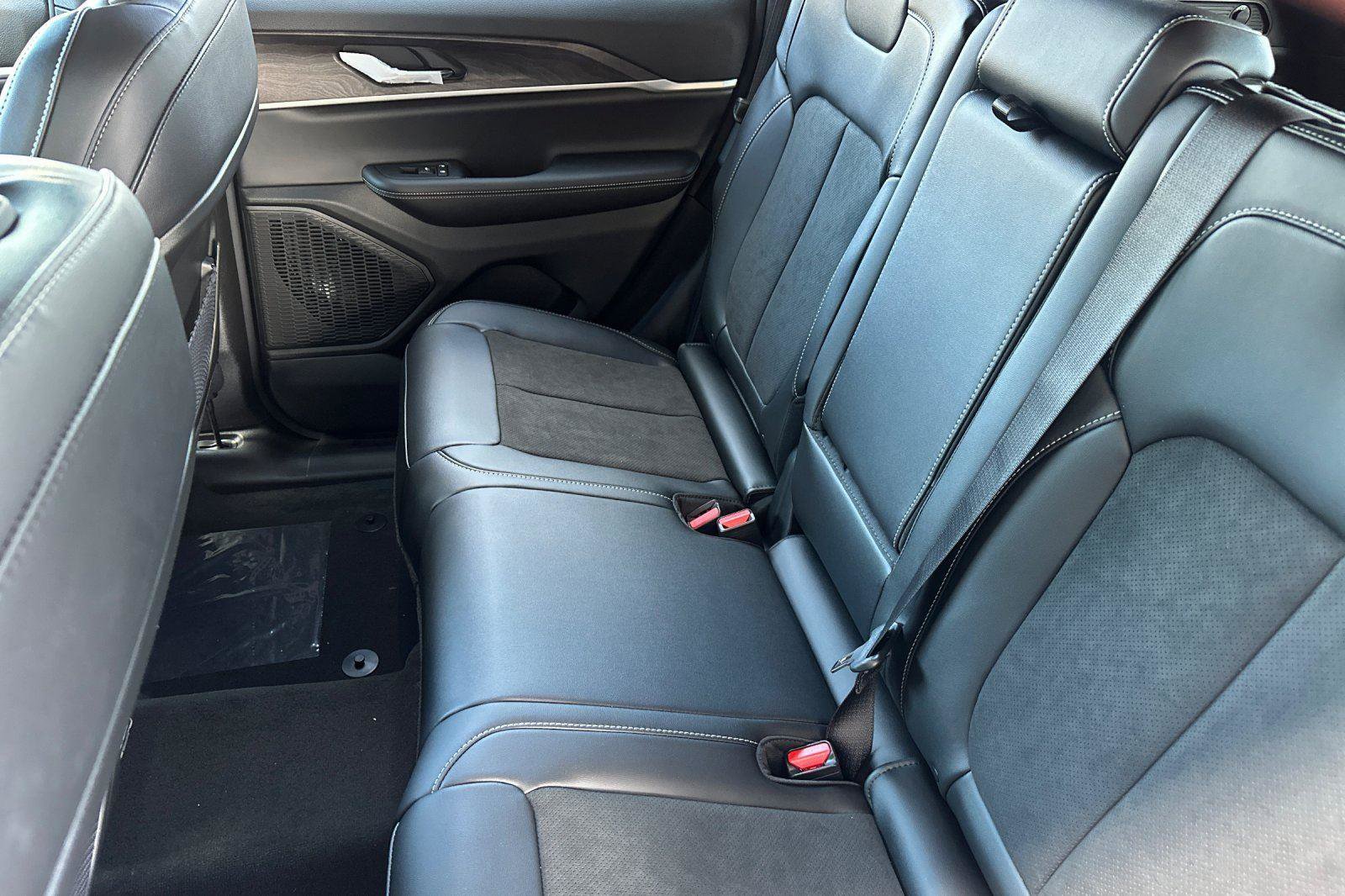 New 2026 Jeep Grand Cherokee Altitude image 9