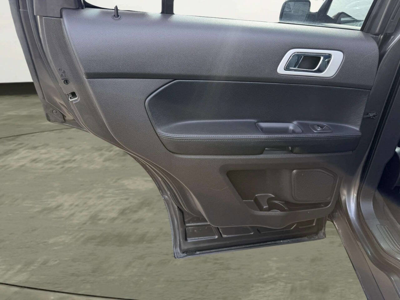 Used 2015 Ford Explorer XLT w/ Equipment Group 202A AWD/4WD image 21
