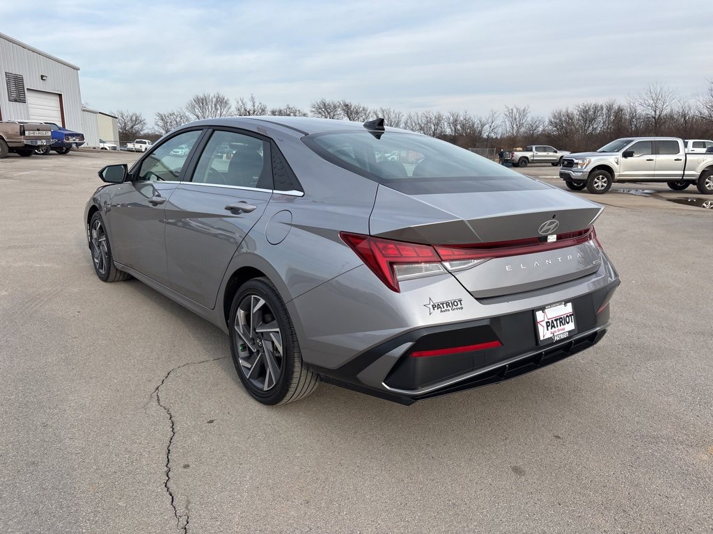 Used 2025 Hyundai Elantra Limited image 5