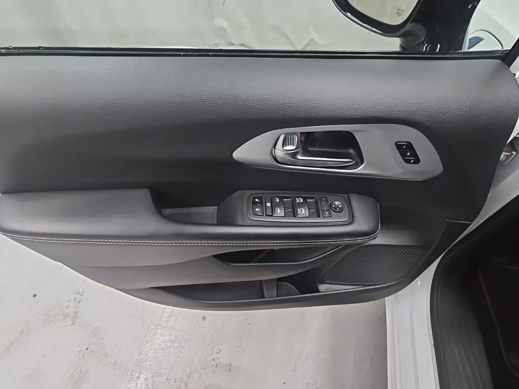Used 2024 Chrysler Pacifica Limited FWD image 9