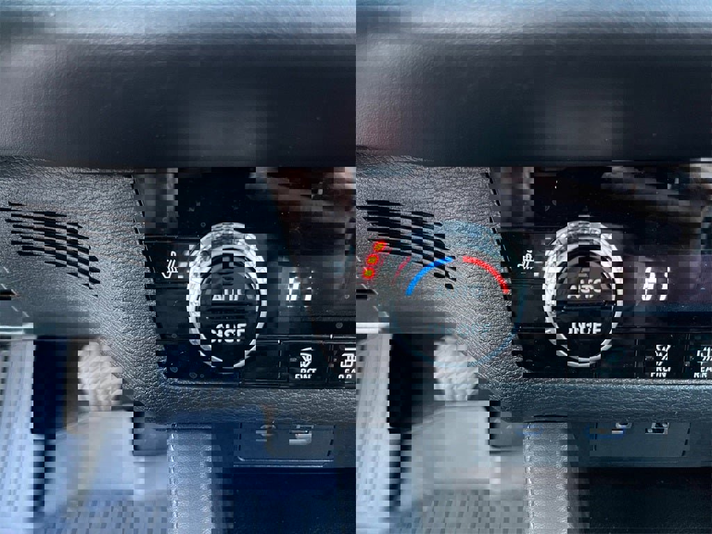 Used 2023 Mitsubishi Outlander SE image 25