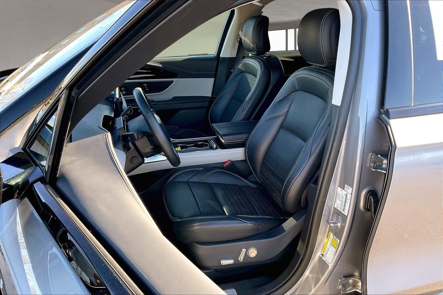 Used 2024 Lincoln Nautilus Reserve w/ Equipment Group 202A image 21