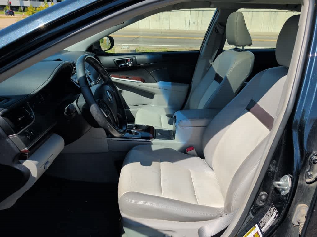 Used 2013 Toyota Camry XLE w/ Leather Pkg FWD image 10