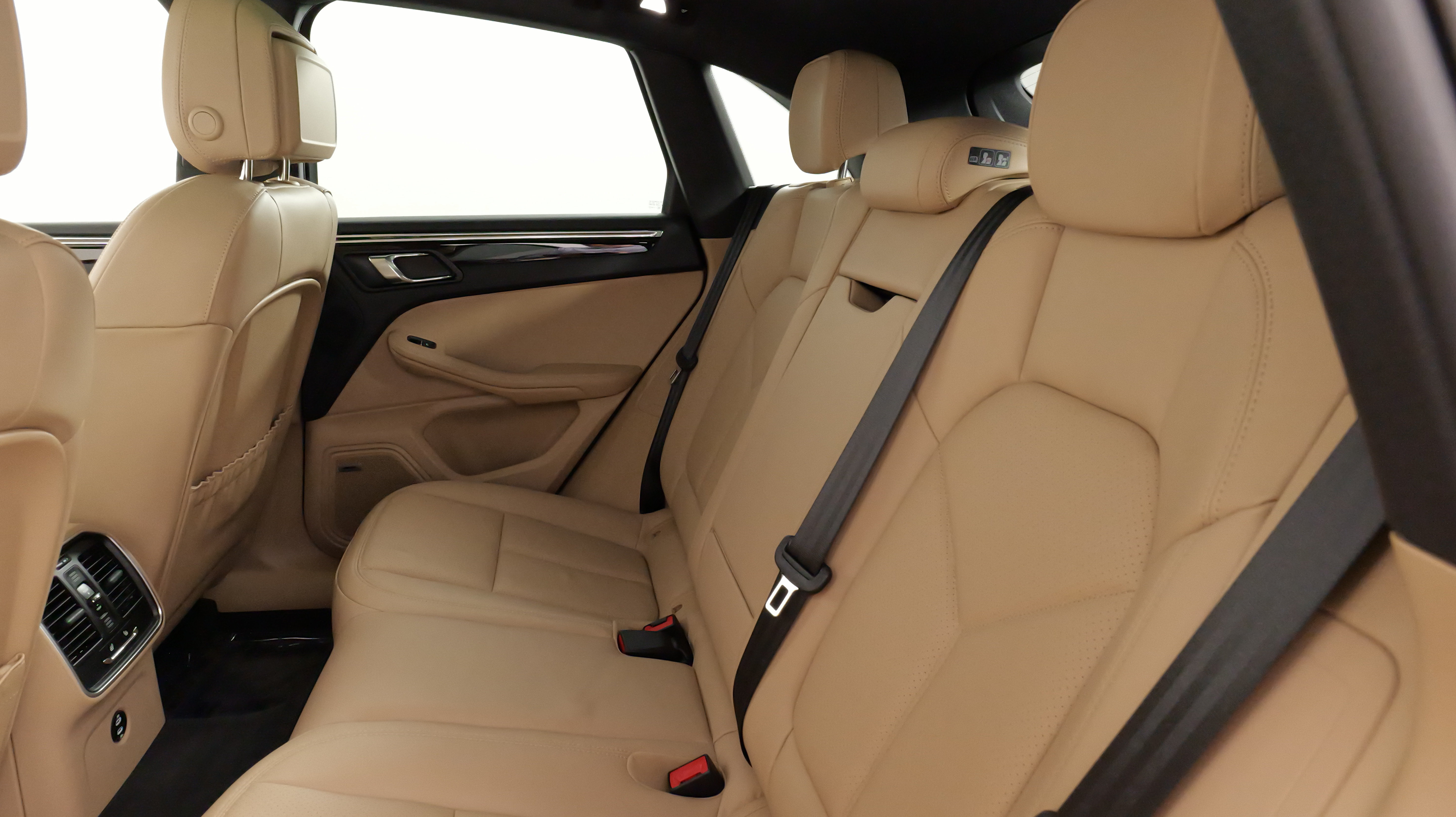Used 2025 Porsche Macan AWD/4WD image 36