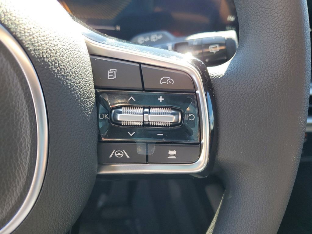 Used 2025 Kia Sorento LX FWD image 12