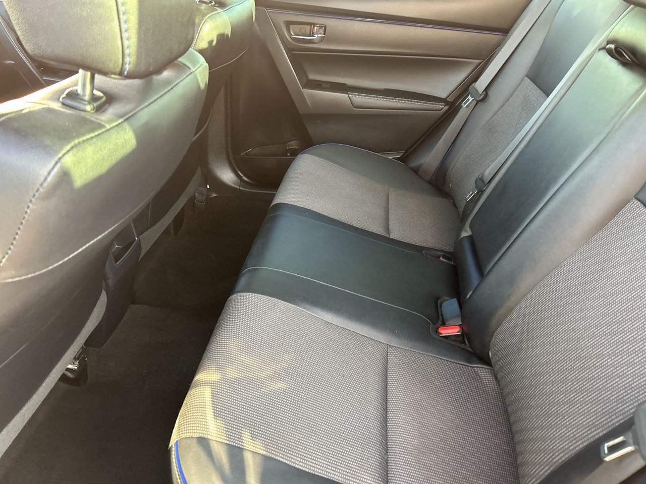 Used 2018 Toyota Corolla SE FWD image 14