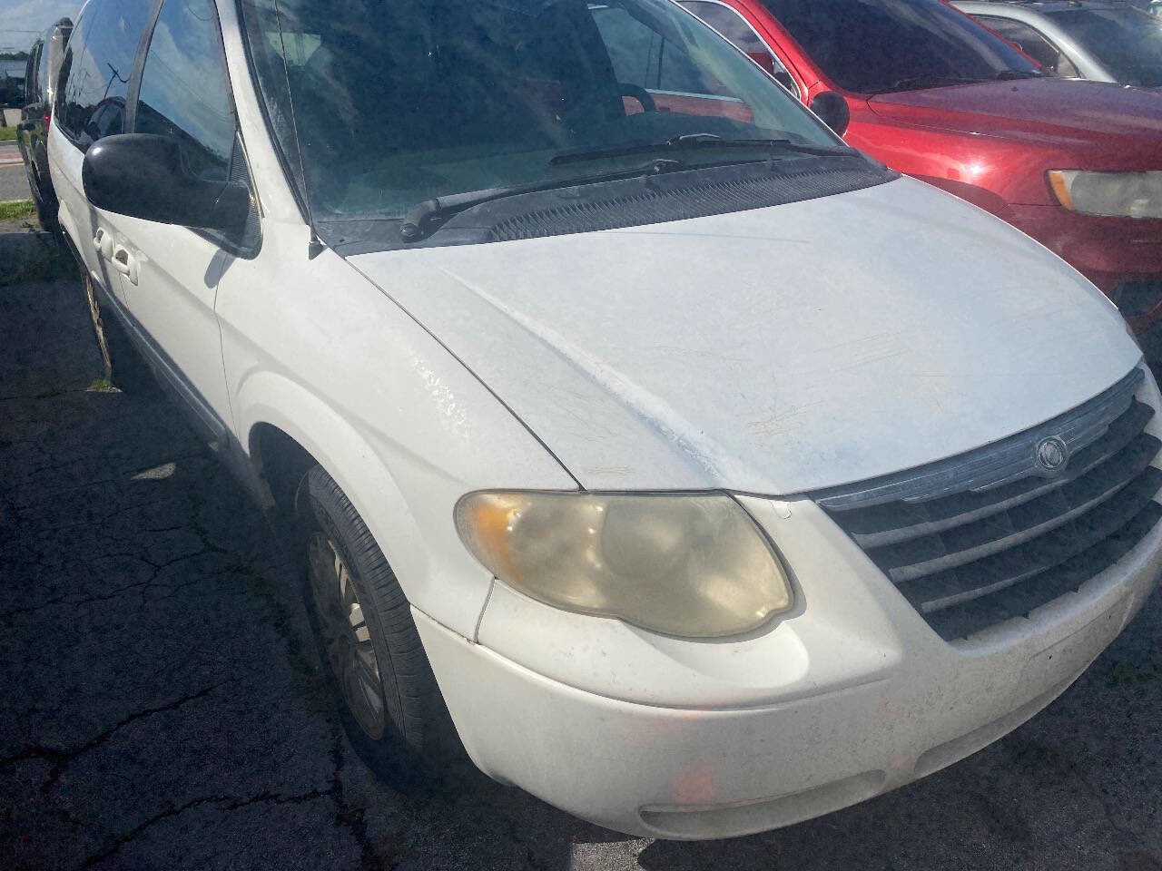 Used 2007 Chrysler Town & Country LX w/ Popular Equipment Group II FWD image 2